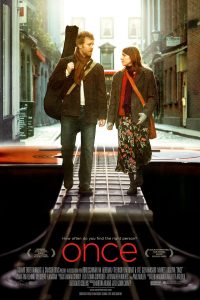 MV5BYWUxZjJkMDktZmMxMS00Mzg3LTk4MDItN2IwODlmN2E0MTM0XkEyXkFqcGdeQXVyMTMxODk2OTU@._V1_-200x300 La Melodía del Cine: El Arte Narrativo de John Carney | Trilogía musical del viaje iniciático | Once, Begin Again y Sing Street