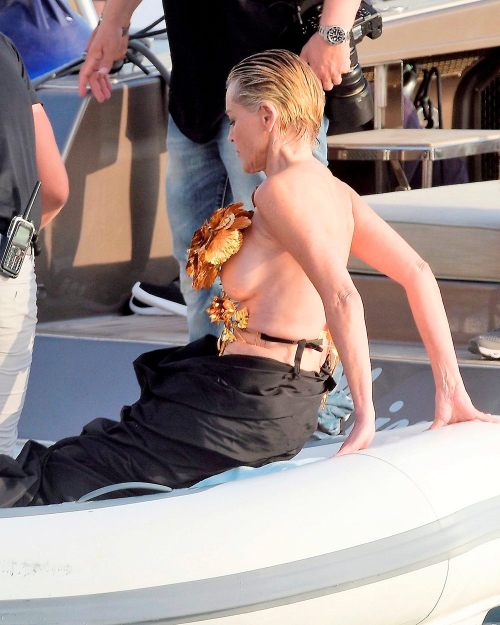 1282296367876950212458093. Sharon Stone al desnudo en 2021 + 25 años del cruce de piernas