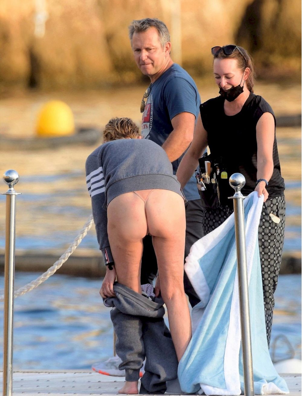 240494123_sharonstonegoldflowernipslip216260665515503058802 Sharon Stone al desnudo en 2021 + 25 años del cruce de piernas