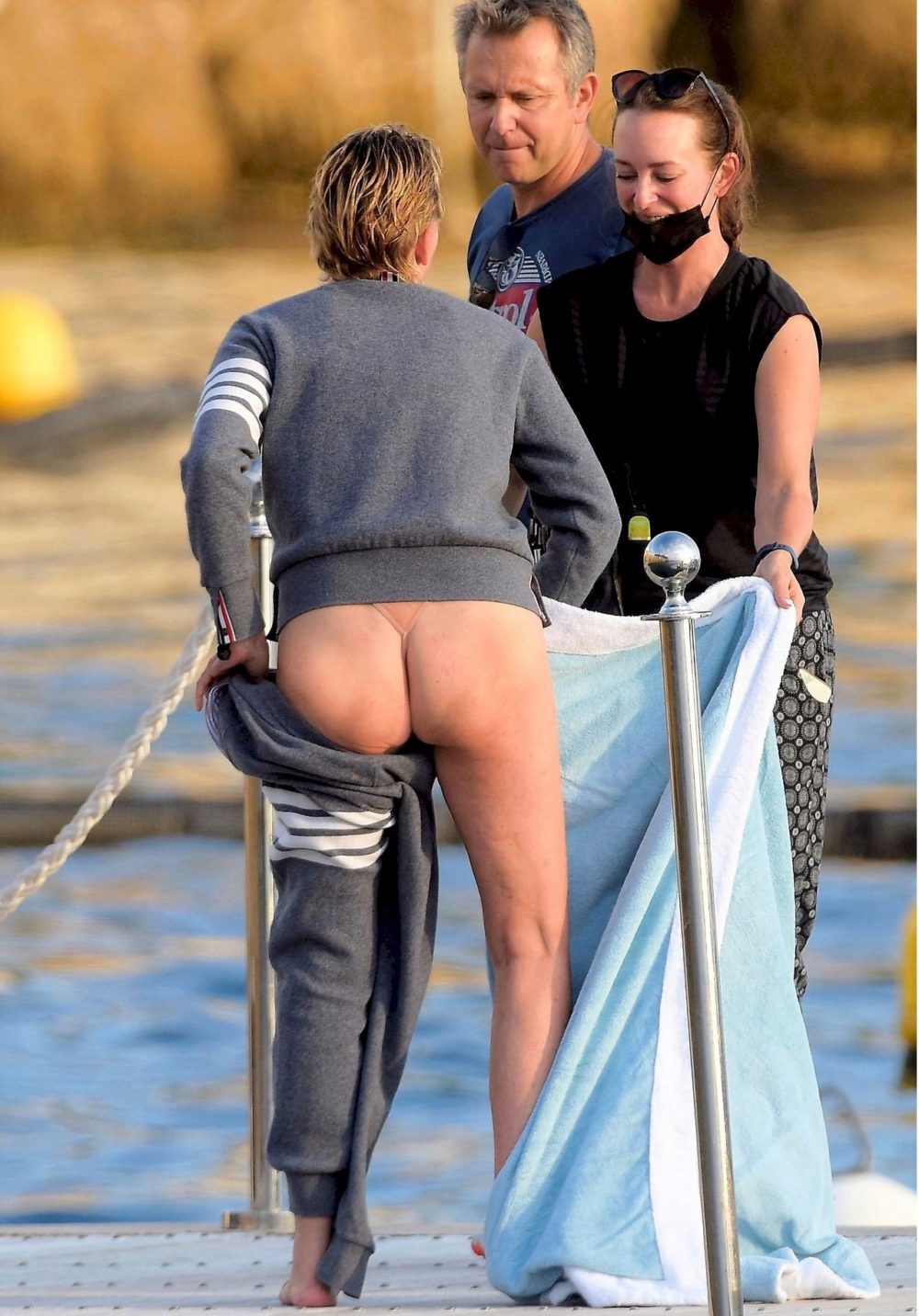 240494129_sharonstonegoldflowernipslip2171434465757834783351 Sharon Stone al desnudo en 2021 + 25 años del cruce de piernas