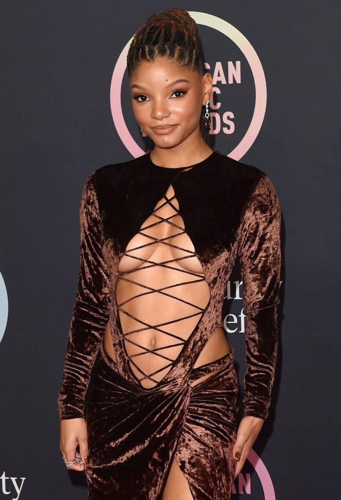 Halle-Bailey-boobs-699x1024 Ver y descargar LA SIRENITA | Torrent con Halle Bailey desnuda, Ariel se pone sexy hot