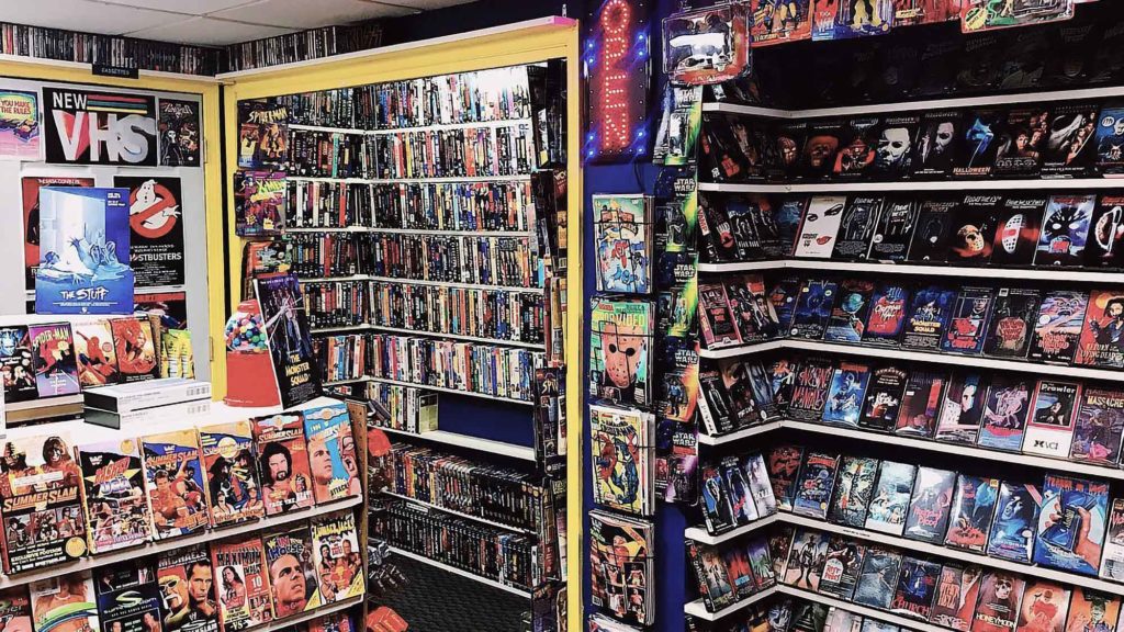 Man-Convert-Basement-Into-A-VHS-Rental-Store-Featured-image-1024x576 Cine de acción, rey en los videoclubs de los 80s