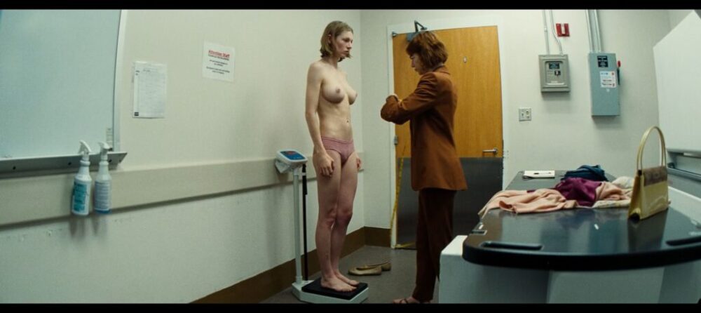 emma-stone-nude-sex-margaret-qualley-in-kinds-of-kindness-2024-1080p-web-11-1024x457-2 Desnudos y poder: Emma Stone desafía límites en Kinds of Kindness (2024)