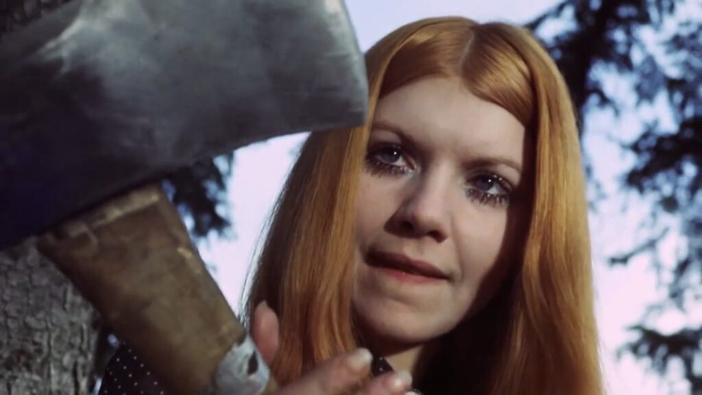 Cannibal.Girls_.1973.720p.BluRay.H264.AAC-RARBG.mp4_snapshot_00.17.18-1024x576 Ver 'Mujeres Caníbales' en formato VHS: el festín de la serie B bajo la mirada irreverente de Ivan Reitman