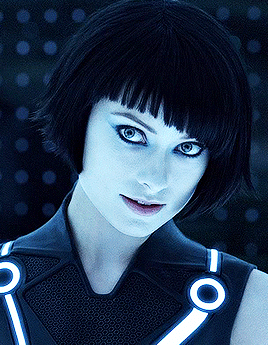 tumblr_d52689a0168bb9526a1d0682dc3b53d0_12695004_400 La curva eléctrica: la sonrisa de Olivia Wilde en Tron: Legacy