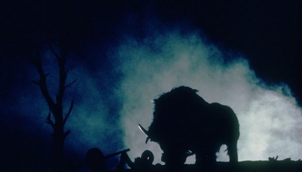 WyUZgG0Cv9E-1024x583 El sueño abrasado del desierto: la puesta en escena de Razorback (1984)