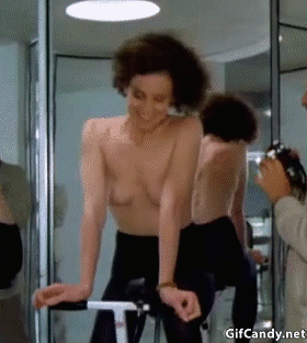 gifcandy-celebrities-98 Sigourney Weaver desnuda entre bicicletas y aliens: un duelo de cuerpos y acero en 1986