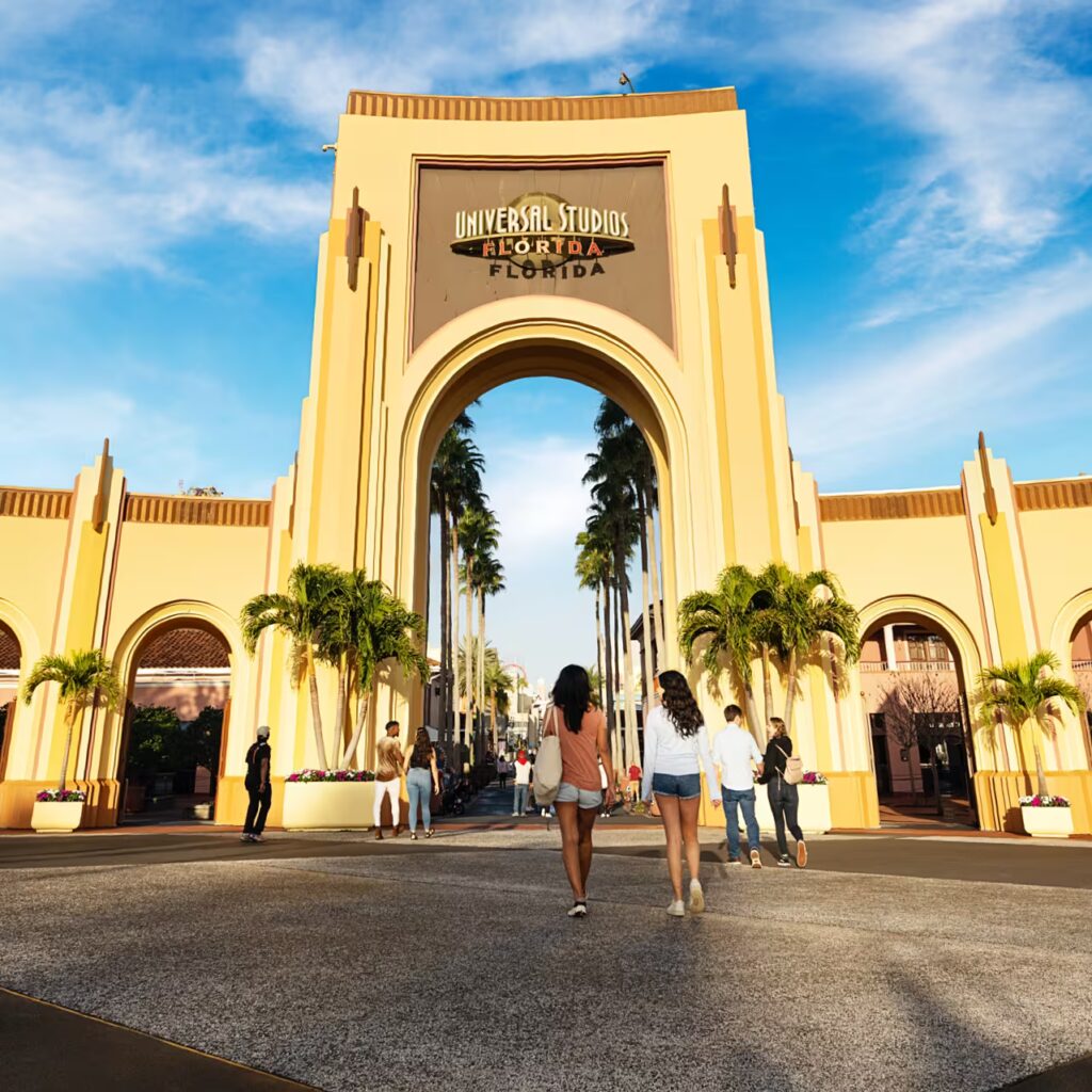 usf-universal-studios-florida-arch-b-1024x1024 La última llama del celuloide: por qué Universal y Paramount aún creen en el cine