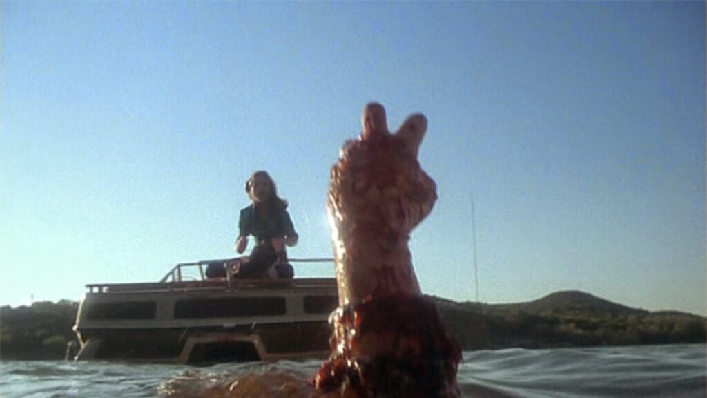 a501a7_piranha-1978-gory-arm-in-water-1024x576 La mordida perfecta: crítica poética a Piraña (1978), el festín gamberro de Joe Dante