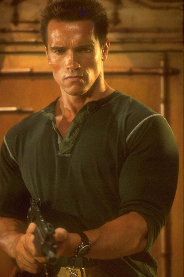 arnold-schwarzenegger-18 Fotos impresionantes de Arnold Schwarzenegger como el coronel John Matrix en el rodaje de Commando (1985)