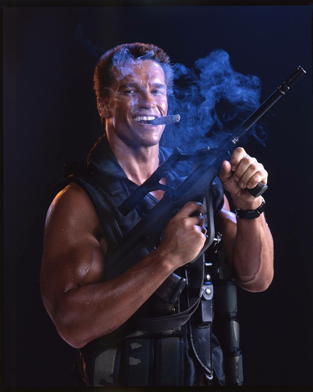 arnold-schwarzenegger-23 Fotos impresionantes de Arnold Schwarzenegger como el coronel John Matrix en el rodaje de Commando (1985)