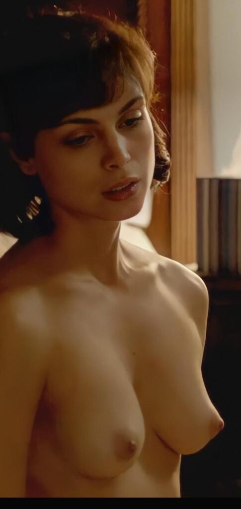 ehtjv7wkll5a1-485x1024 El fulgor carnal de Morena Baccarin: de cortesana estelar a novia feroz del caos